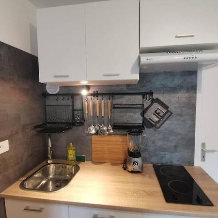 Charmant Appartement Au Calme Saint-Georges-de-Luzencon Екстер'єр фото
